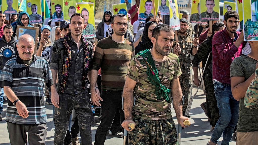 Koerdische strijders en veteranen demonstreren in Syrië tegen de dreigende invasie van Turkije.