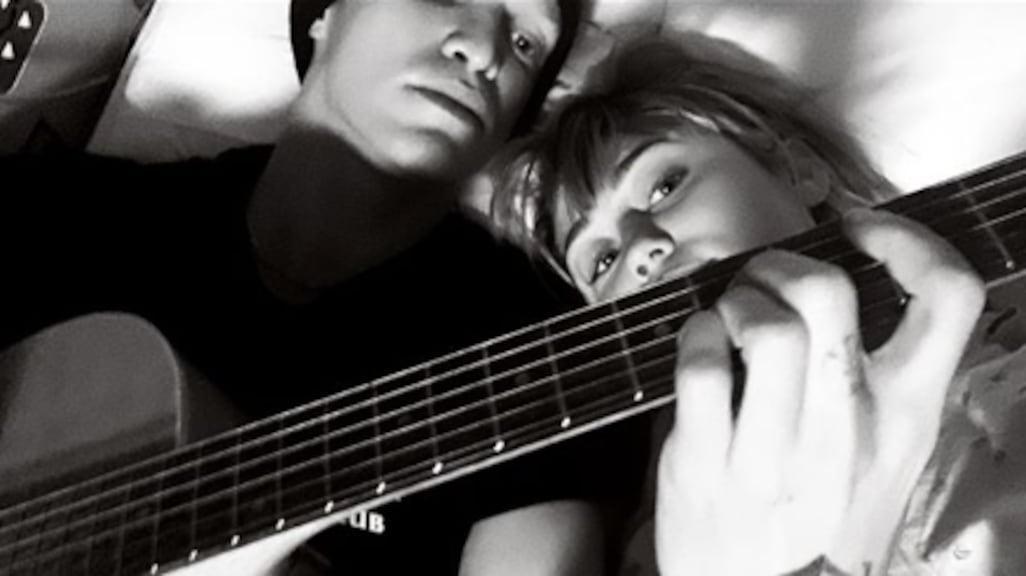 Miley Cyrus krijgt ziekenbezoek van nieuwe liefde Cody