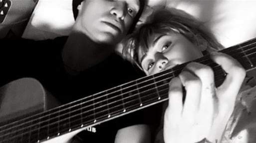 Miley Cyrus krijgt ziekenbezoek van nieuwe liefde Cody