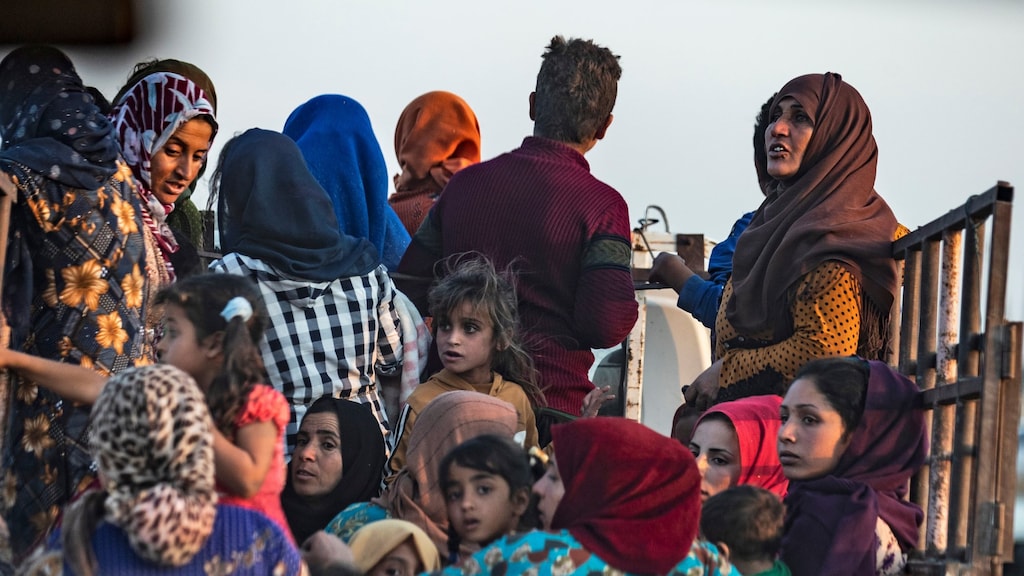 Syrische families vluchten voor oplaaiend geweld bij de Turkse grens