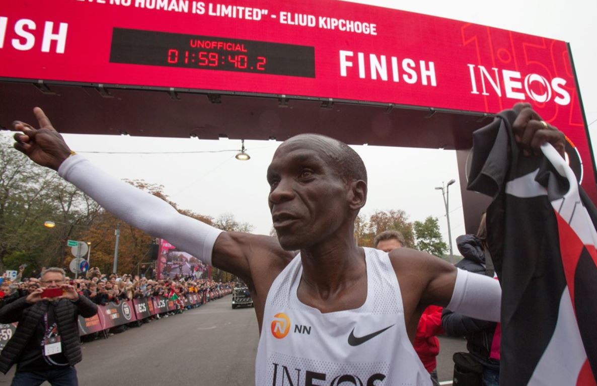 Eliud Kipchoge doet het onvoorstelbare en loopt marathon in minder dan twee uur