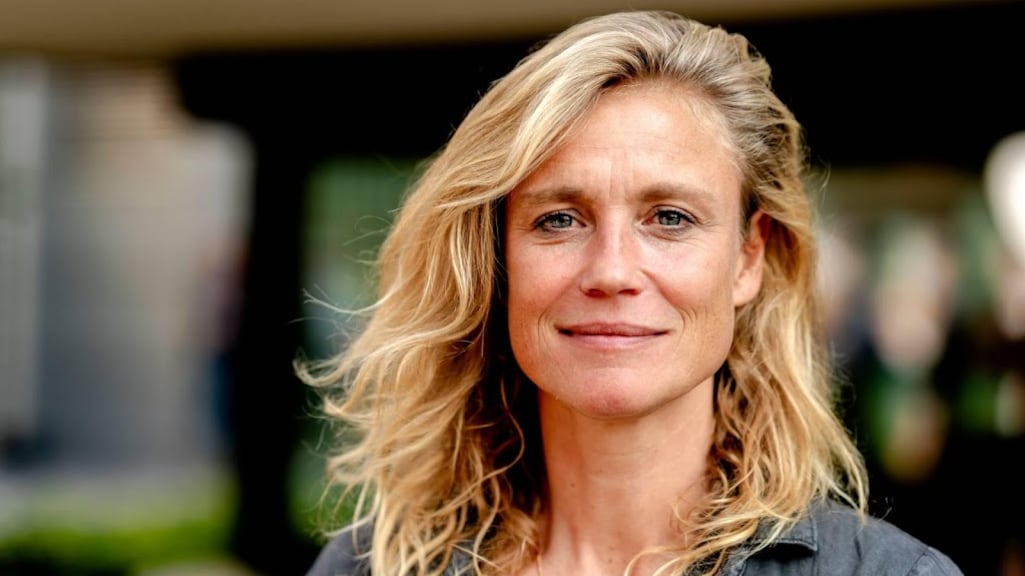 Sophie Hilbrand haalt keihard uit naar commerciële zenders