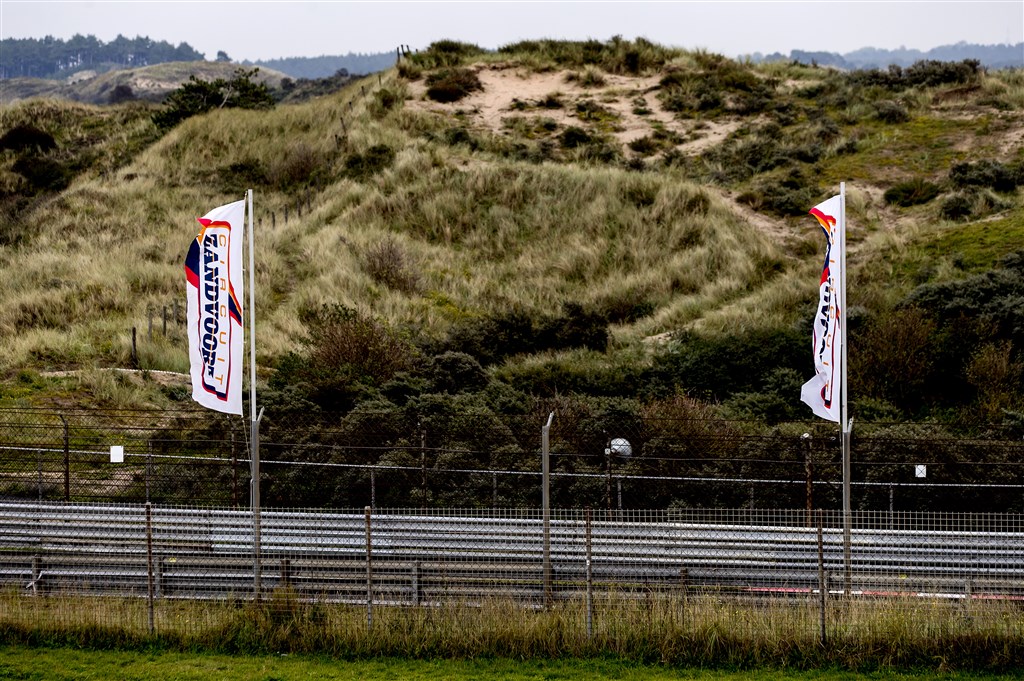 Pad en hagedis zitten circuit Zandvoort in de weg