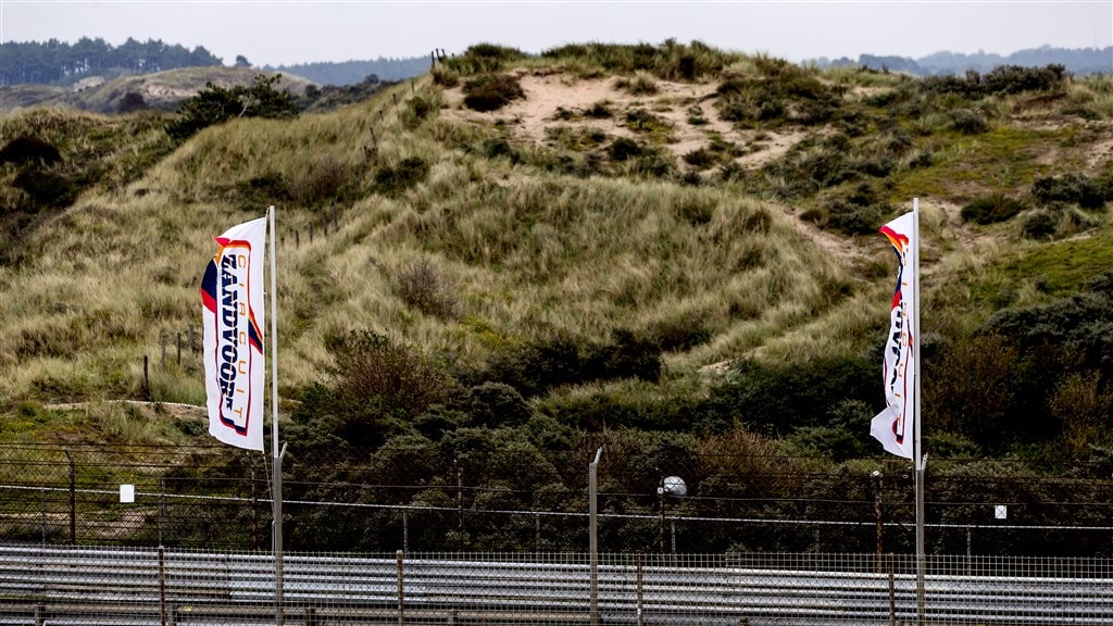 Pad en hagedis zitten circuit Zandvoort in de weg