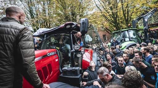 Protestboer rijdt in Groningen met tractor in op politiepaard