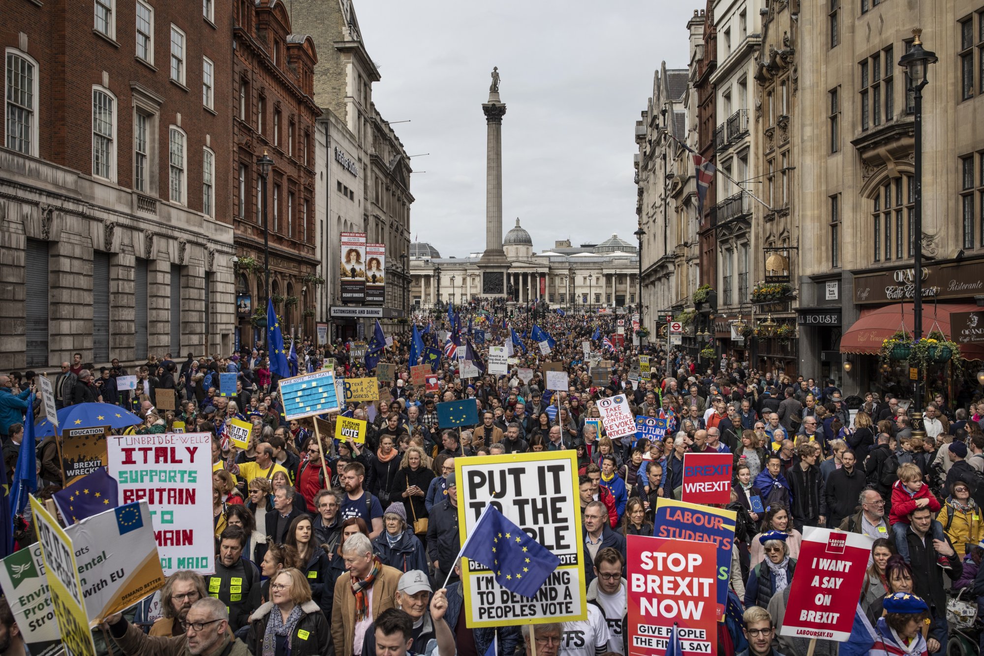 23 maart 2019. Duizenden demonstranten zijn op de been in Londen. Ze eisen een nieuw referendum over een eventuele brexit-deal. Het land is verdeeld. Want 'leave'-stemmers eisen juist dat het parlement het referendum respecteert en de brexit uitvoert. 
