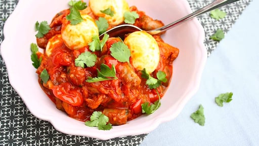 Snelle stoofpot met worst en paddestoelen