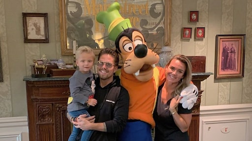 Familie Hazes geniet van qualitytime in Disneyland Parijs