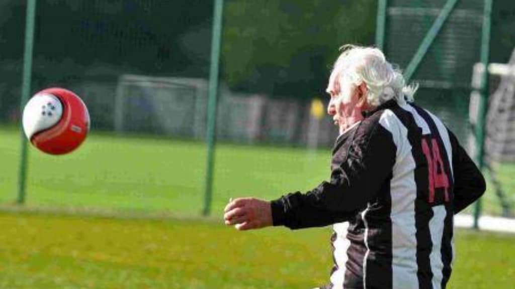 Oudste voetballer van Engeland (83) op zoek naar nieuwe club