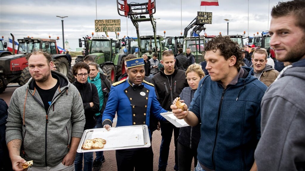 Hotelmedewerkers delen broodjes uit