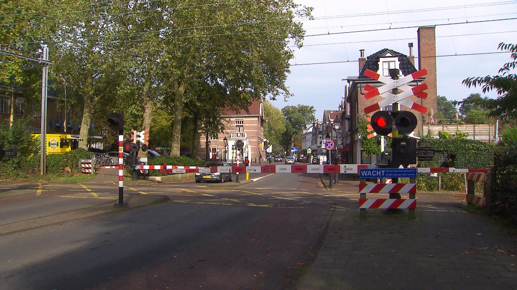 De bewuste spoorwegovergang in het dorp.