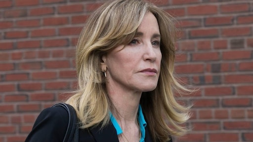 Felicity Huffman voor het eerst gespot na gevangenisstraf