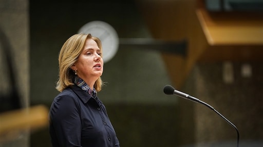Minister Cora van Nieuwenhuizen in tranen: 'Excuses voor fouten rond stint'