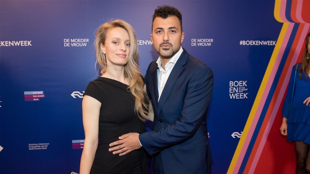 Schrijfster Anna van den Breemer met haar partner Özcan Akyol