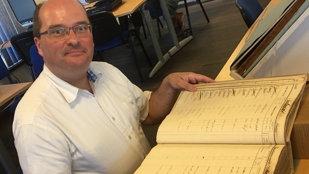 Onderzoeker Coen van Galen met de papieren registers.