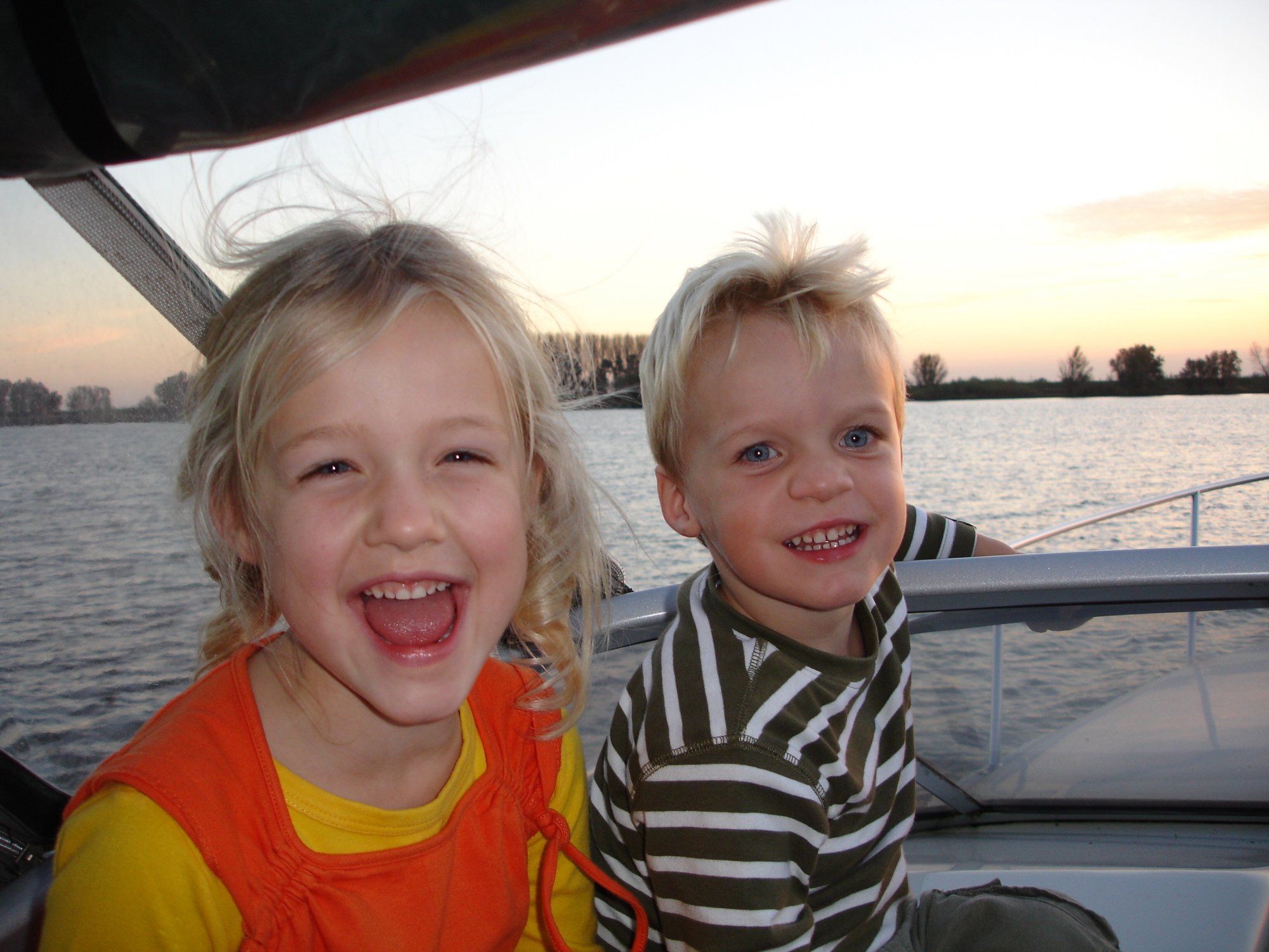 Gabi en haar broertje. 