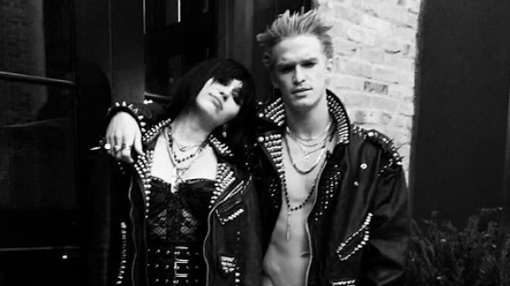 Miley Cyrus en Cody Simpson zoenen erop los