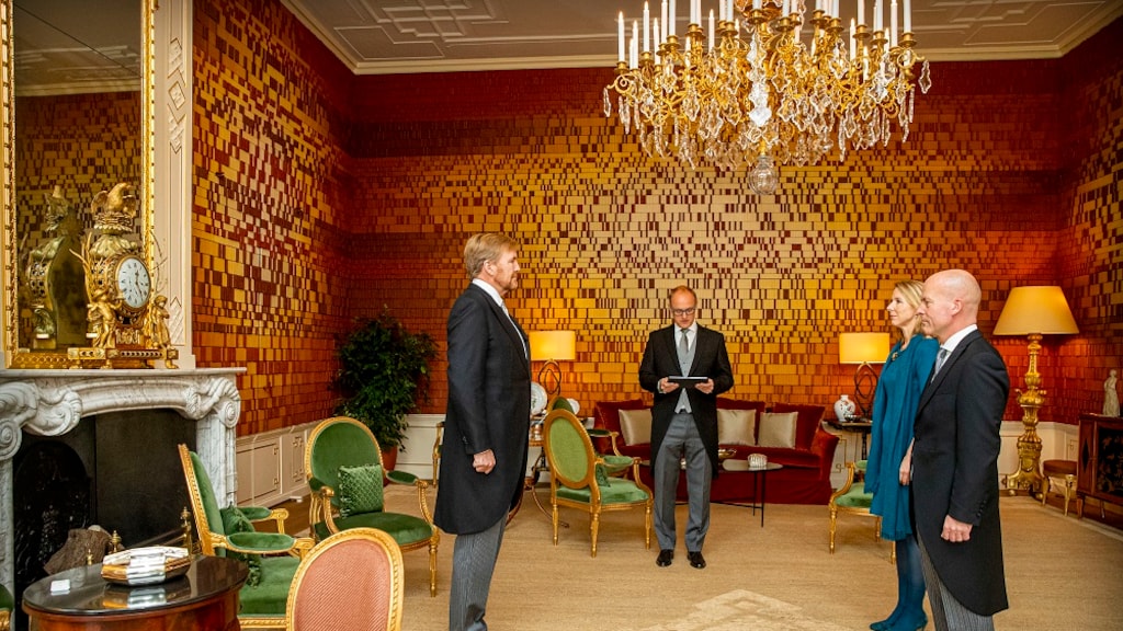 Stoelendans door zieke Ollongren: 'Ongewone verschuivingen kabinet'