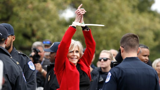Jane Fonda voor de vierde week in de boeien geslagen