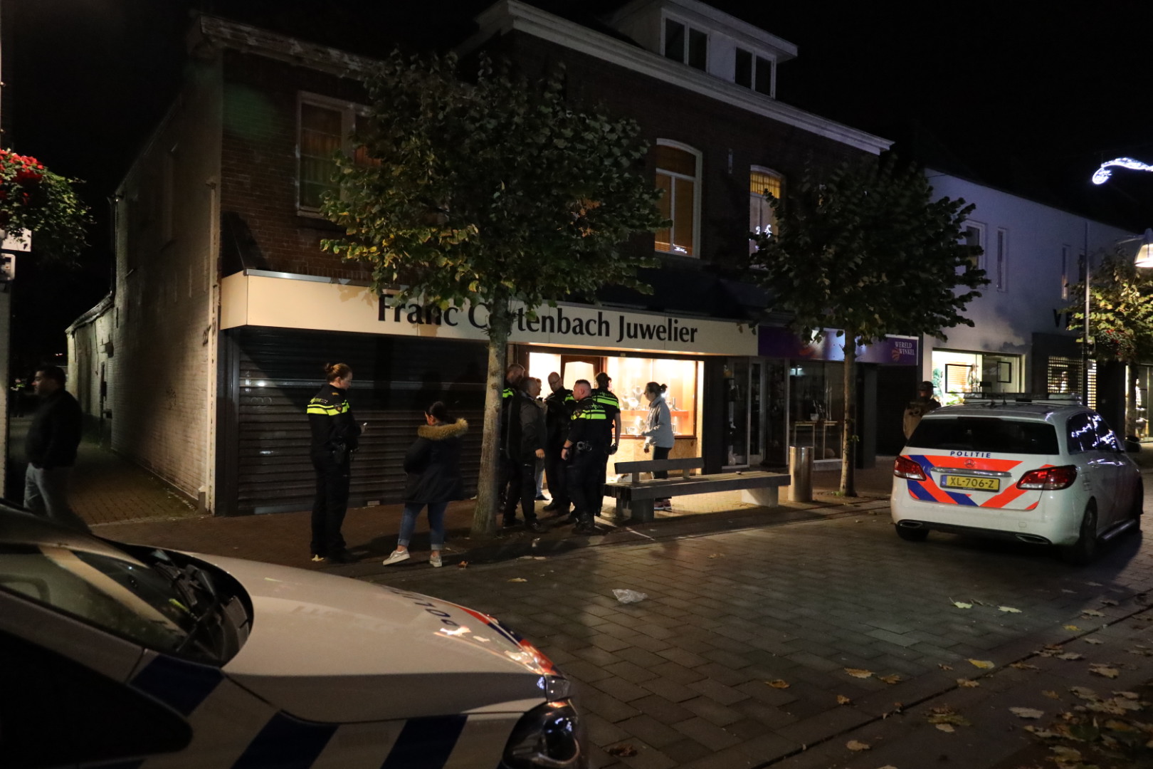 De politie bij de juwelier.