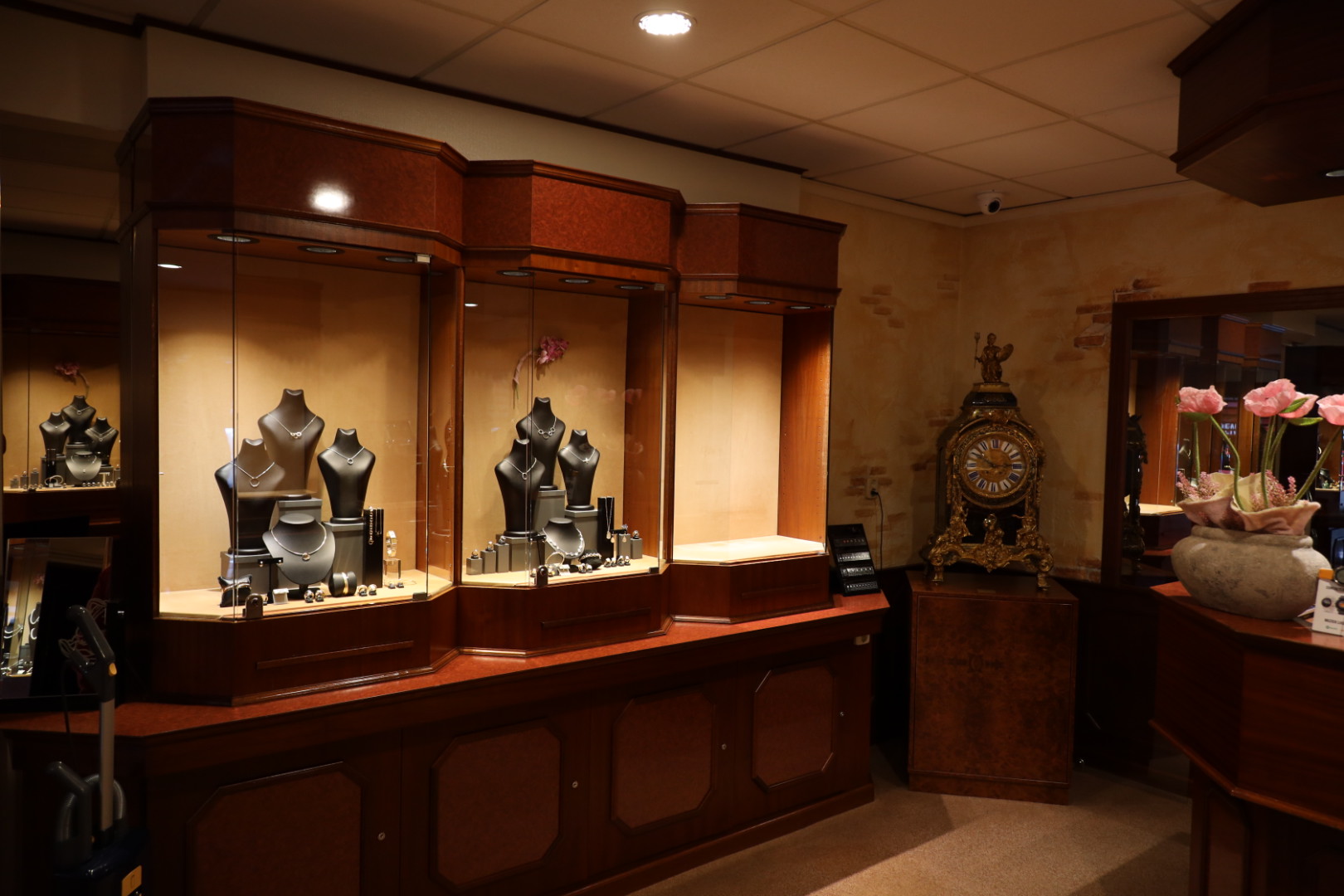 Juwelier Waalwijk vocht met overvallers: 'Ze trapten mijn vrouw finaal in elkaar'