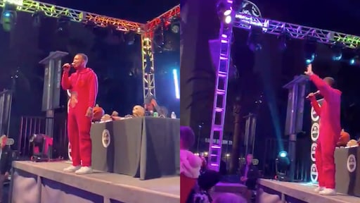 John Legend klimt dronken op het podium en zingt All of Me