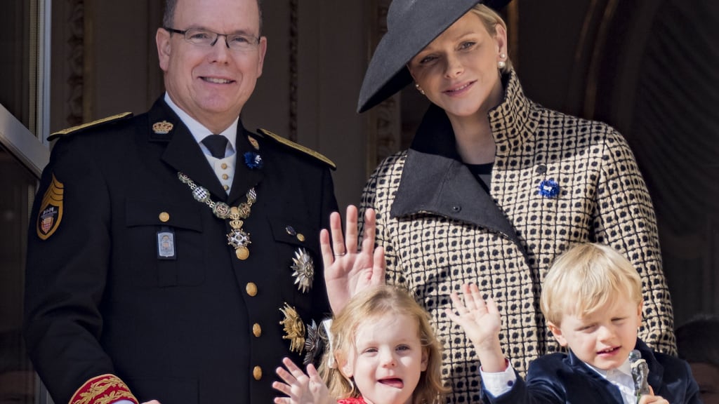 Prinses Charlene van Monaco deelt eerste schoolfoto's tweeling
