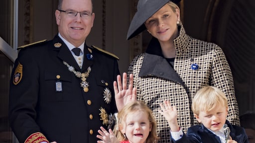 Prinses Charlene van Monaco deelt eerste schoolfoto's tweeling