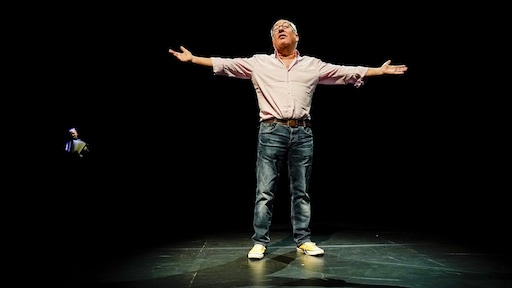 Youp van 't Hek schittert weer op de bühne