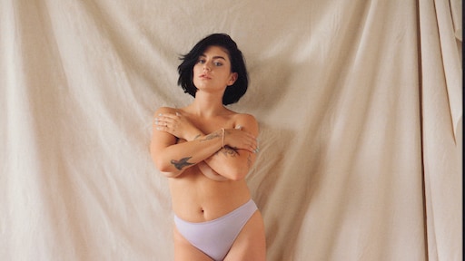 Roxeanne Hazes viert haar lichaam met prachtige serie naaktfoto's