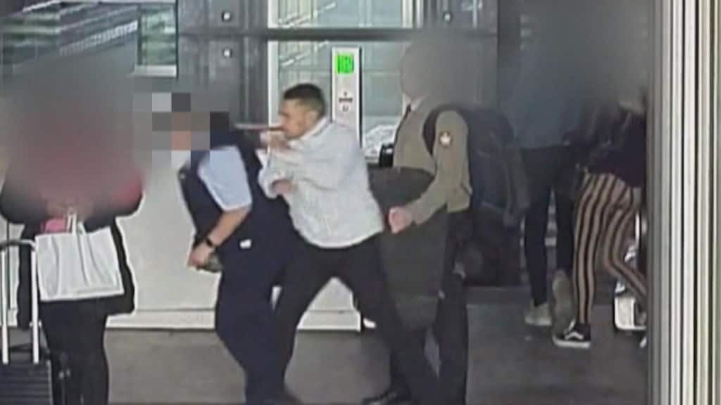 Politie zoekt zwartrijder die conductrice (63) knock-out sloeg