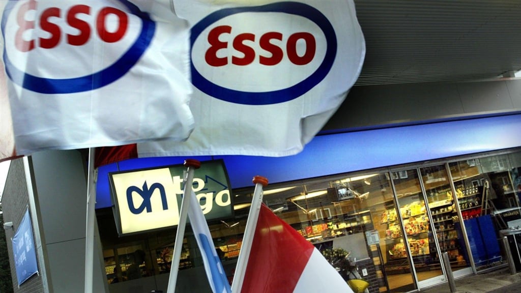 Een AH to go bij een Esso-tankstation in Bussum in 2002.
