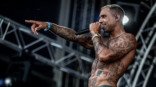 Rapper Bizzey in het ziekenhuis