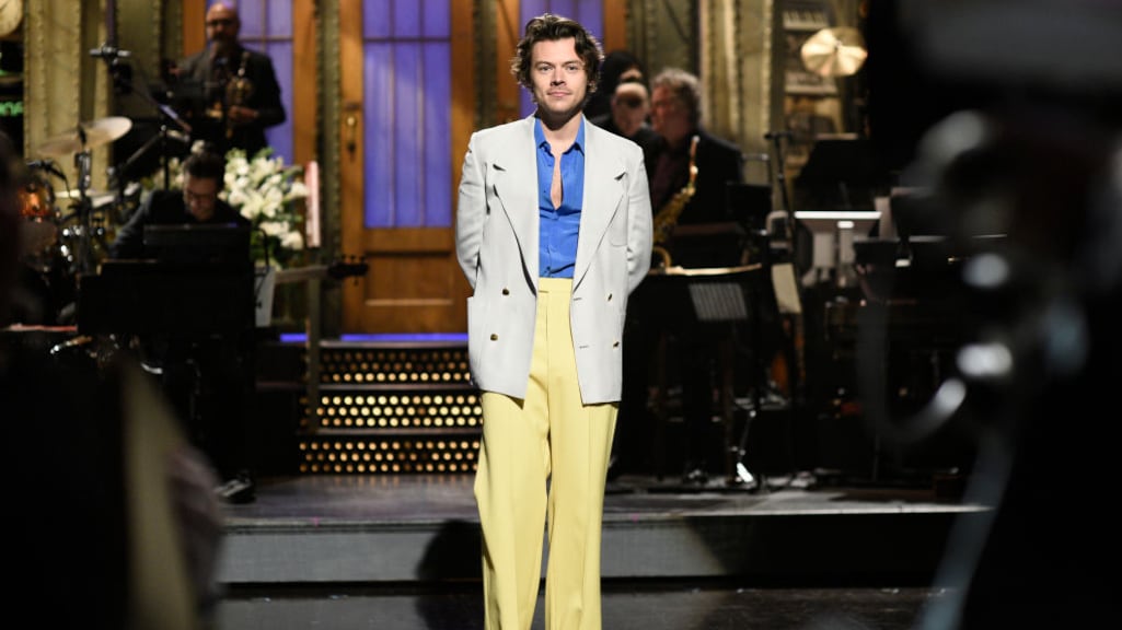 ZIEN: Harry Styles schittert in balletpakje met tutu