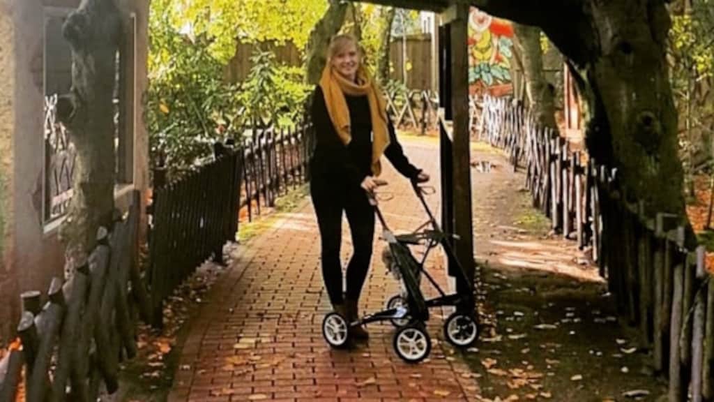 Janneke heeft door haar 'spaghettibenen' een rollator nodig.