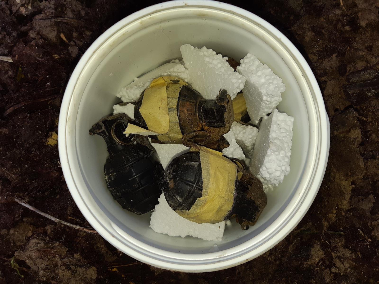 8 handgranaten gevonden bij  massale inval woonwagenkamp Lith