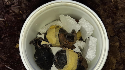 8 handgranaten gevonden bij massale inval woonwagenkamp Lith