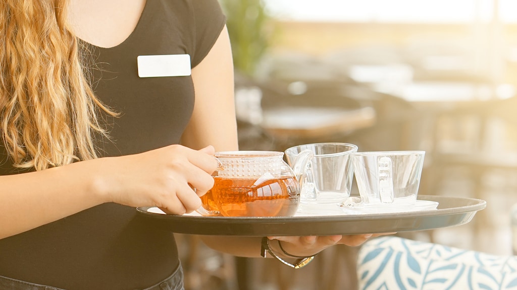 Glazendiefstal komt serveerster duur te staan