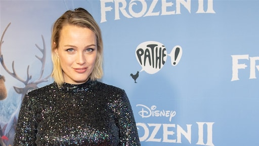 Stralende Tess Milne showt haar groeiende babybuikje