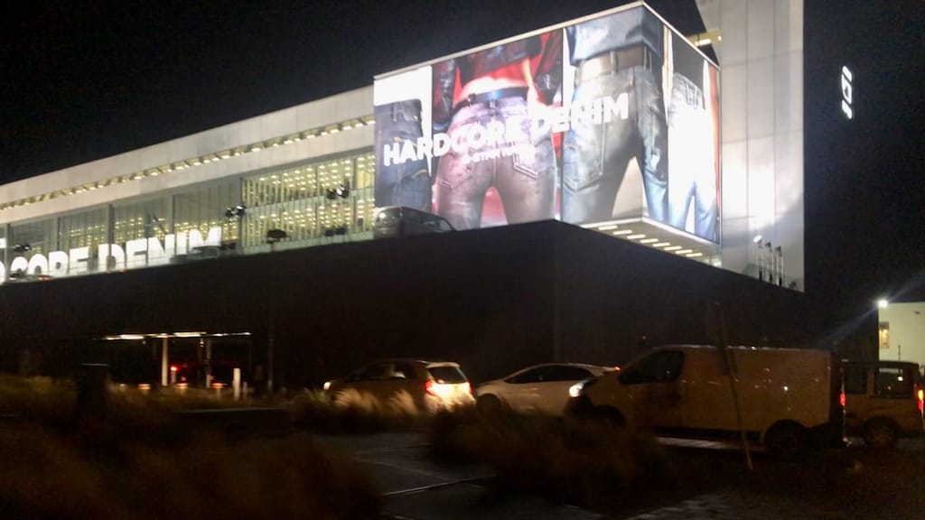 Een rij auto's bij het hoofdkantoor van G-star om 7 uur 's ochtends.
