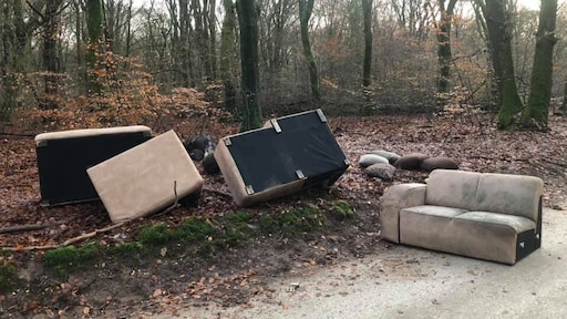 Wéér een bankstel: boswachter is afvaldump in natuur zat