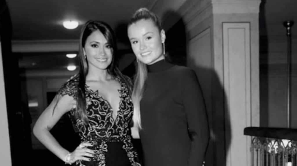 Mikky Kiemeney poseert met vrouw Lionel Messi