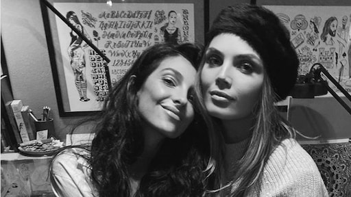 Anna Nooshin en Kim Feenstra laten BFF's-tatoeage zetten