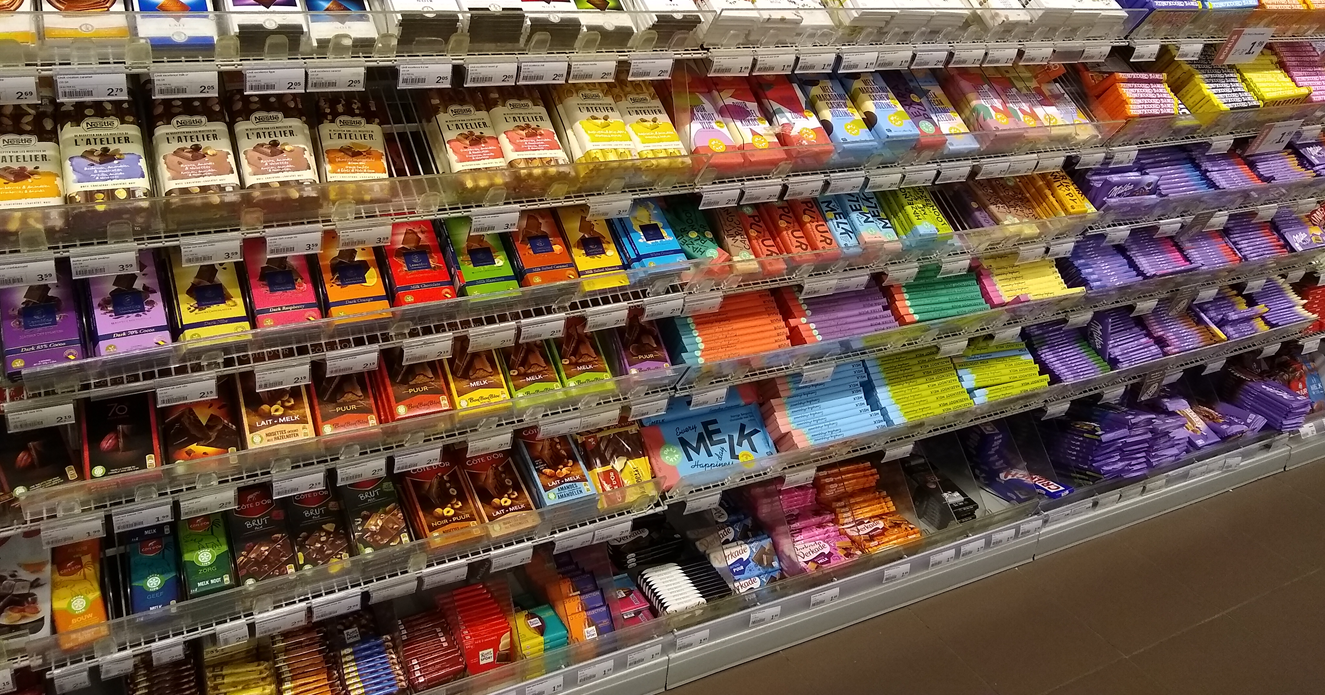 Het schap met chocoladerepen bij een grote Albert Heijn: zo'n 185 verschillende verpakkingen, daarvan vier van Verkade.