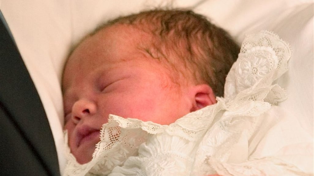 De eerste foto van prinses Catharina-Amalia op de arm van haar vader prins Willem Alexander in het Haagse Bronovo Ziekenhuis, enkele uren na haar geboorte.