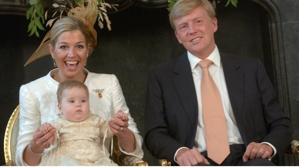 Amalia tijdens haar doop in de Grote of Sint Jacobskerk in Den Haag. Ze was hier zes maanden oud.