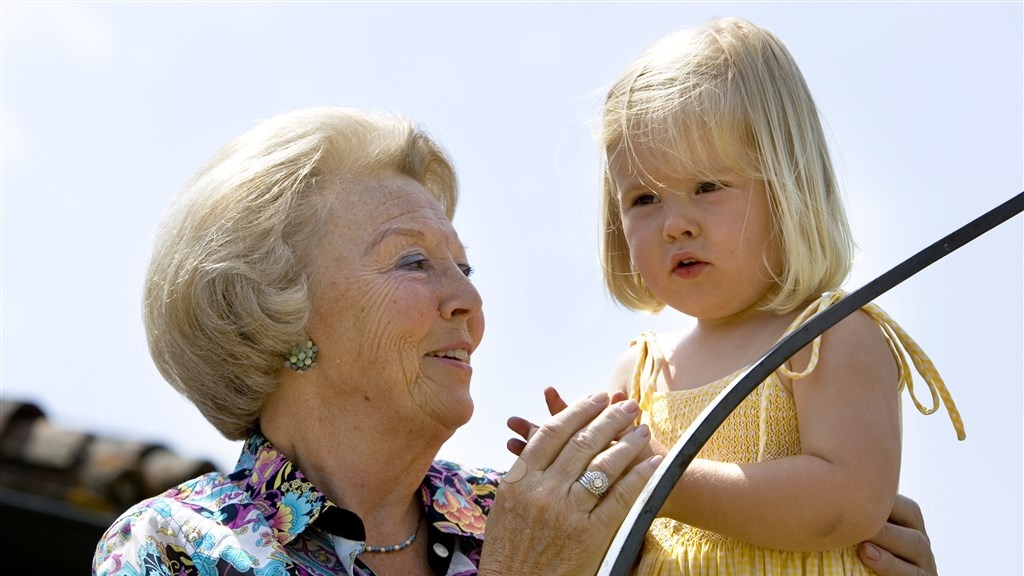 Prinses Amalia met de toenmalige koningin Beatrix in 2006.