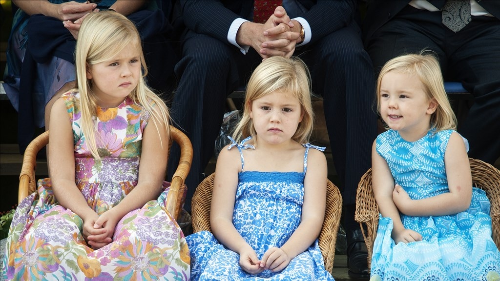 De zesjarige Amalia met haar zusjes bij het Fruitcorso in Tiel.