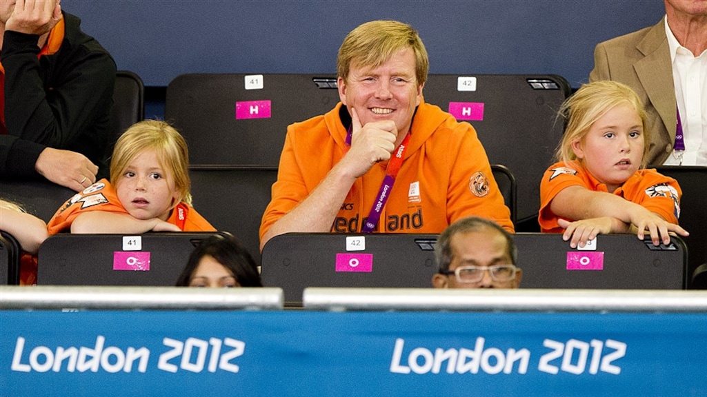 Amalia (8) met haar zusje Alexia en vader Willem-Alexander tijdens de Olympische Spelen in Londen.