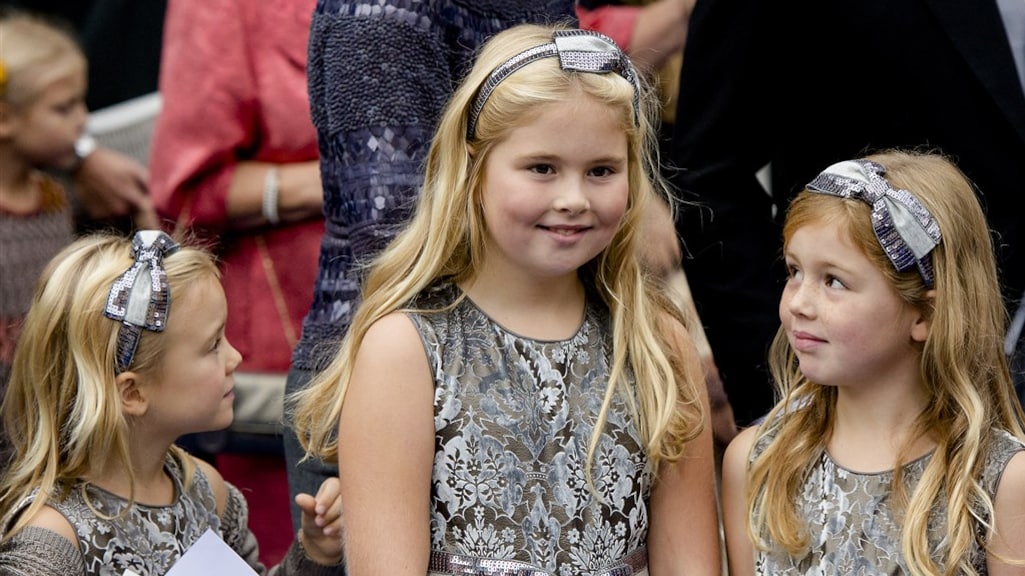 Amalia (9) bij de Onze Lieve Vrouwe ten Hemelopnemingkerk, voor het huwelijk van prins Jaime de Bourbon de Parme.